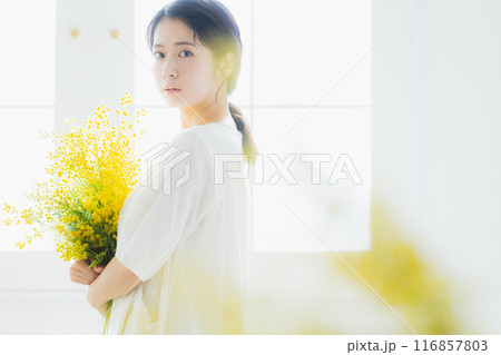 ミモザの花束を持つ女性 116857803