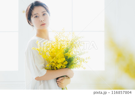 ミモザの花束を持つ女性 116857804