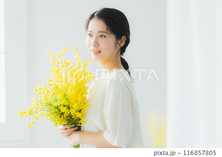 ミモザの花束を持つ女性 116857805