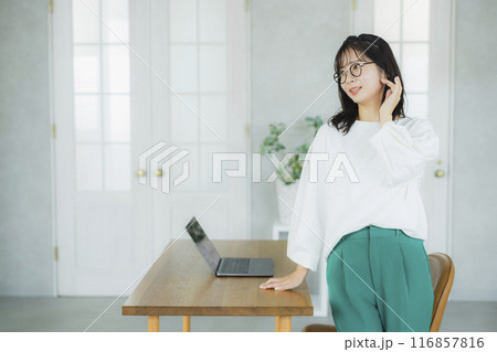オフィスカジュアルの若い女性 オフィスカジュアルの若い女性 116857816