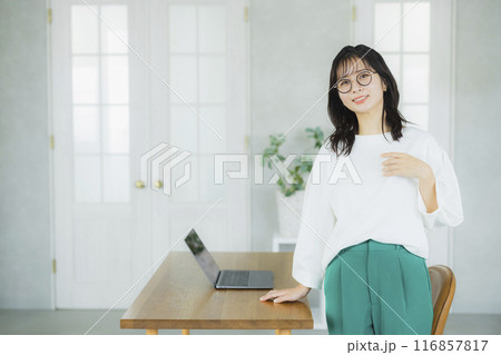 オフィスカジュアルの若い女性 オフィスカジュアルの若い女性 116857817