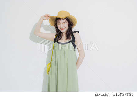 夏のリゾートの若い女性 116857889