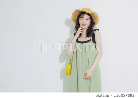 夏のリゾートの若い女性 116857892