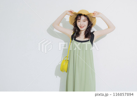 夏のリゾートの若い女性 116857894
