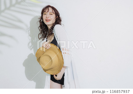 夏のリゾートの若い女性 116857937