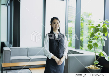 案内をする女性　 116857972