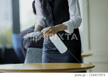 案内をする女性　 116857973