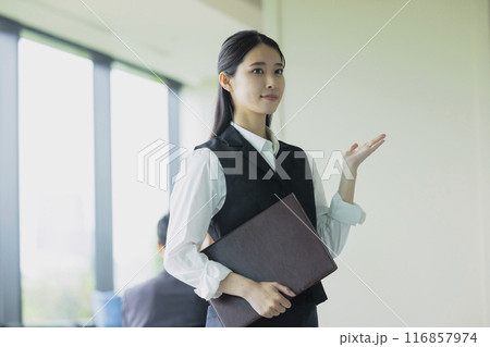案内をする女性 案内をする女性 116857974