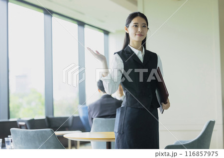 案内をする女性　 116857975