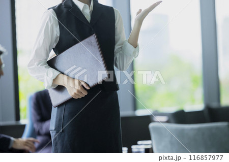 案内をする女性　 116857977