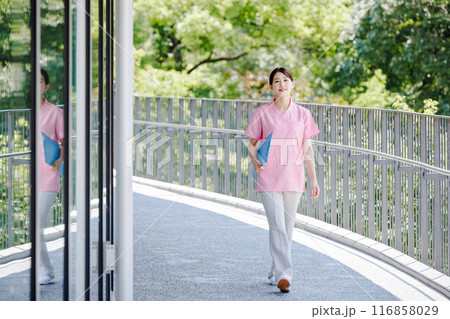 病院で働く笑顔の若い女性看護師 116858029