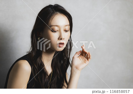 ロングヘアの女性 　 116858057