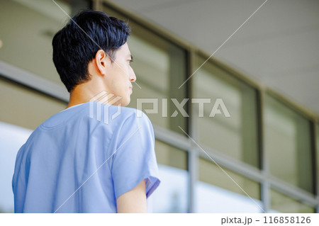 病院で働く若い医師 病院で働く若い医師 116858126