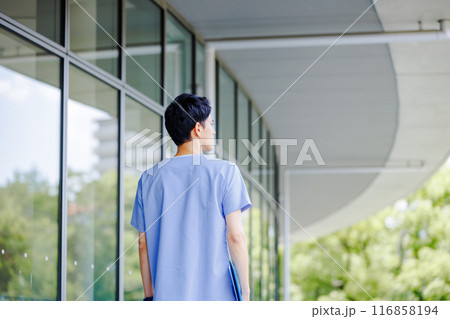 病院で働く若い医師 病院で働く若い医師 116858194