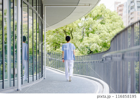 病院で働く若い医師 116858195