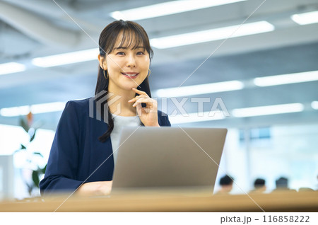 デスクワークする若いビジネスウーマン 116858222