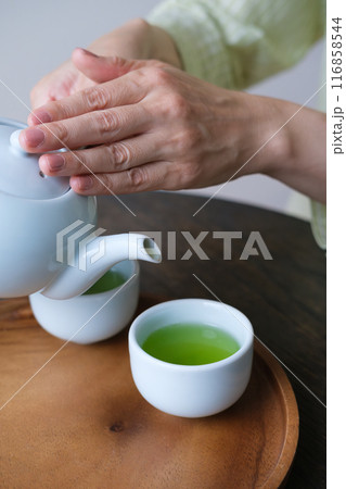 おもてなしのお茶を用意するミドル女性 116858544