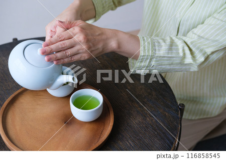 おもてなしのお茶を用意するミドル女性 116858545
