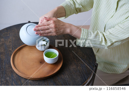 おもてなしのお茶を用意するミドル女性 おもてなしのお茶を用意するミドル女性 116858546