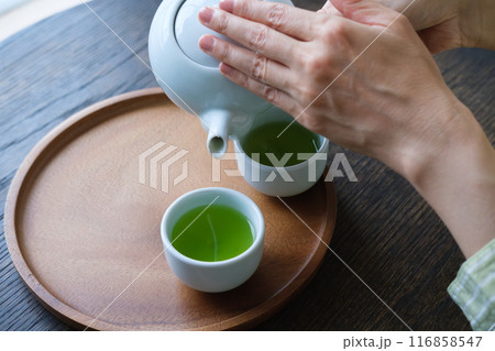 おもてなしのお茶を用意するミドル女性 116858547