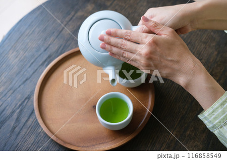 おもてなしのお茶を用意するミドル女性 116858549