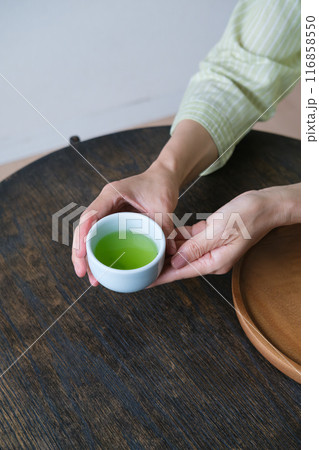 おもてなしのお茶を用意するミドル女性 116858550