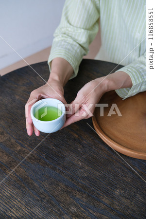 おもてなしのお茶を用意するミドル女性 116858551