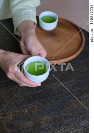 おもてなしのお茶を用意するミドル女性 116858552