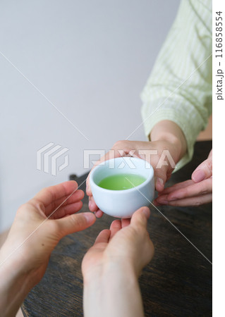 おもてなしのお茶を用意するミドル女性 116858554