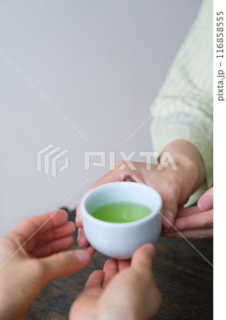 おもてなしのお茶を用意するミドル女性 116858555