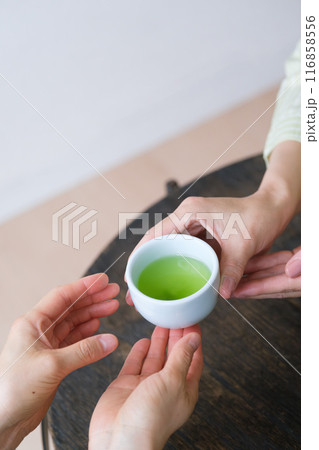 おもてなしのお茶を用意するミドル女性 116858556