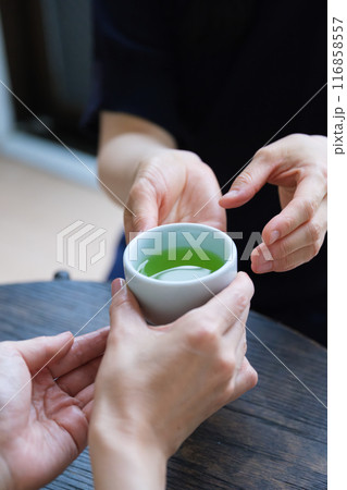 おもてなしのお茶を用意するミドル女性 116858557