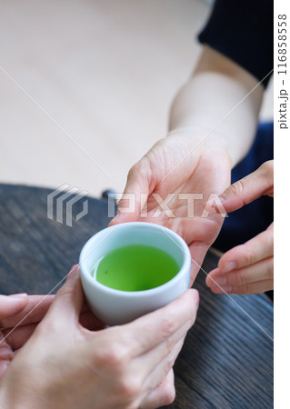 おもてなしのお茶を用意するミドル女性 おもてなしのお茶を用意するミドル女性 116858558