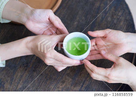 おもてなしのお茶を用意するミドル女性 おもてなしのお茶を用意するミドル女性 116858559