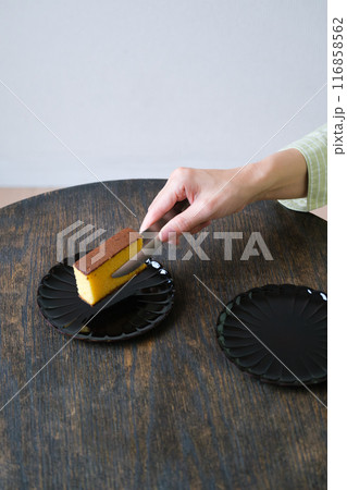 おもてなしのお菓子を用意するミドル女性 116858562