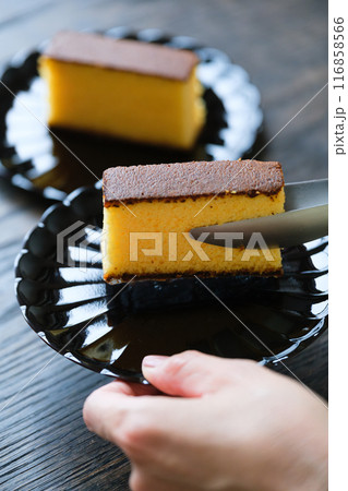 おもてなしのお菓子を用意するミドル女性 116858566