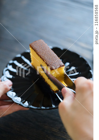 おもてなしのお菓子を用意するミドル女性 おもてなしのお菓子を用意するミドル女性 116858568