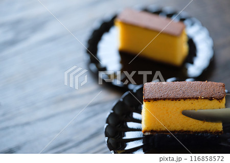 おもてなしのお菓子を用意するミドル女性 おもてなしのお菓子を用意するミドル女性 116858572
