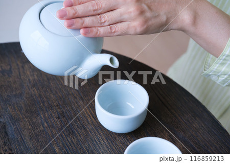 おもてなしの準備をするミドル女性 116859213