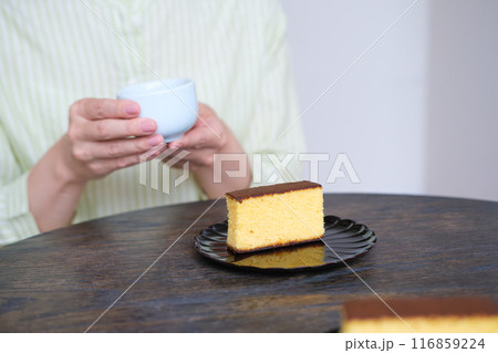 友人との楽しいひとときを過ごすミドル女性 友人との楽しいひとときを過ごすミドル女性 116859224