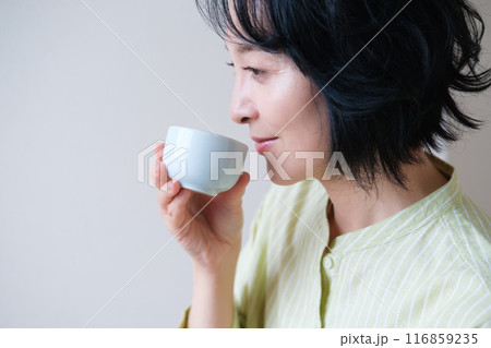 友人との楽しいひとときを過ごすミドル女性 116859235