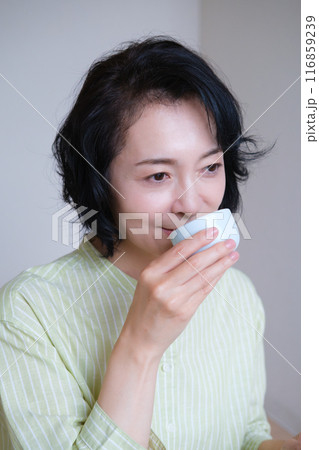 友人との楽しいひとときを過ごすミドル女性 116859239