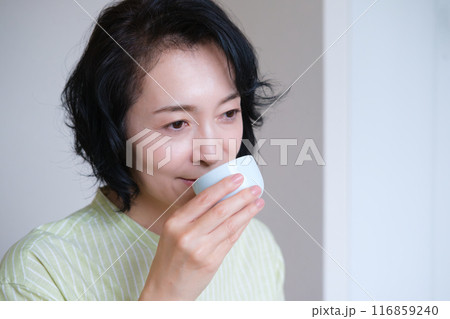 友人との楽しいひとときを過ごすミドル女性 116859240