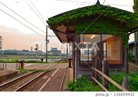 庄川口駅　待合室 116859432