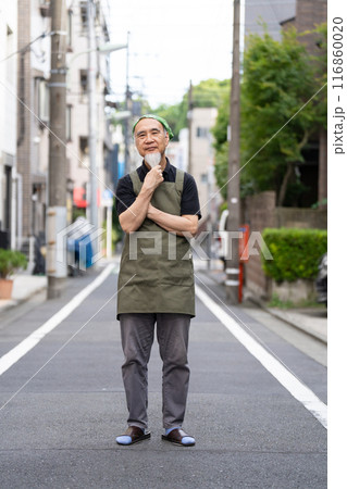 カフェオーナーとして退職後のセカンドキャリアを充実させる60代男性 116860020