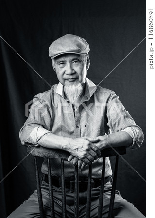 シニアライフを謳歌する白いあごヒゲのあるシニア男性60-70代 シニアライフを謳歌する白いあごヒゲのあるシニア男性60-70代 116860591