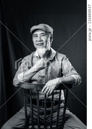シニアライフを謳歌する白いあごヒゲのあるシニア男性60-70代 116860637