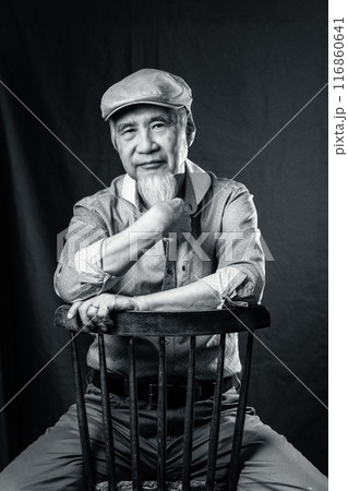 シニアライフを謳歌する白いあごヒゲのあるシニア男性60-70代 116860641