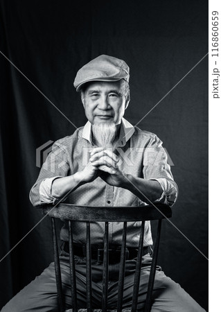 シニアライフを謳歌する白いあごヒゲのあるシニア男性60-70代 116860659