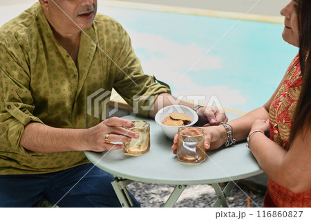 Old Friends Meeting In Cafe 116860827
